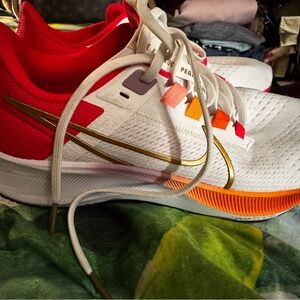 Nike Women's White, Red, and Gold Athletic Shoes Size 9.5